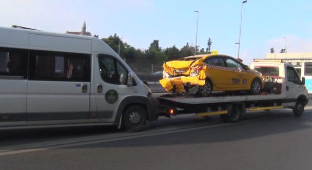Servis minibüsü taksiye çarptı: 1 yaralı