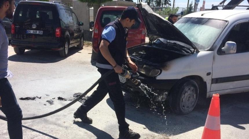 Hastane otoparkında ara&ccedil; yangını