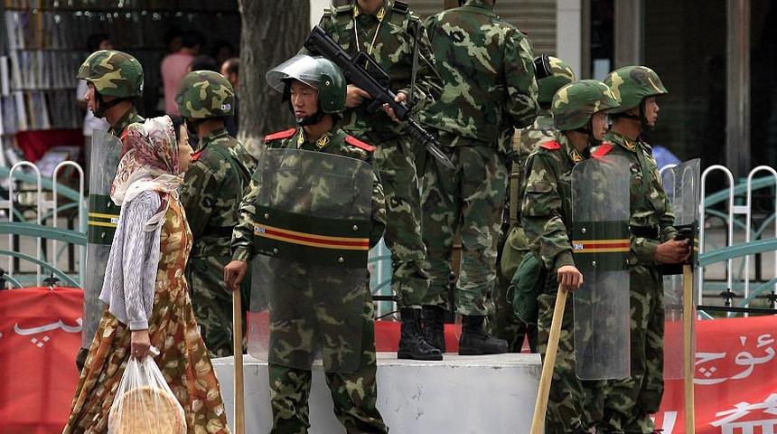 Sadece camiler değil Müslüman mezarlıklarını da yıkıyorlar!