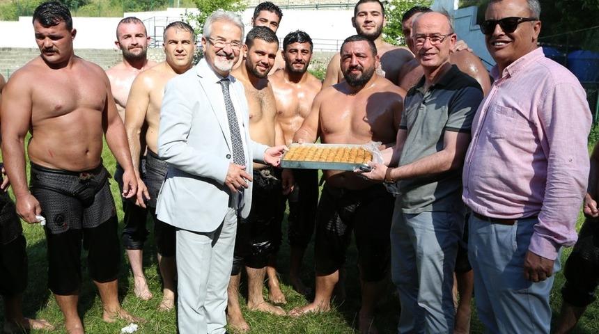 Turgay Erdem&rsquo;den pehlivanlara baklavalı ziyaret