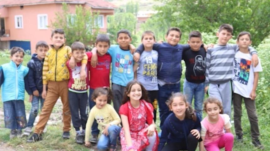 Ayb&uuml;ke &ouml;ğretmen i&ccedil;in işaret dili ile şarkı s&ouml;ylediler