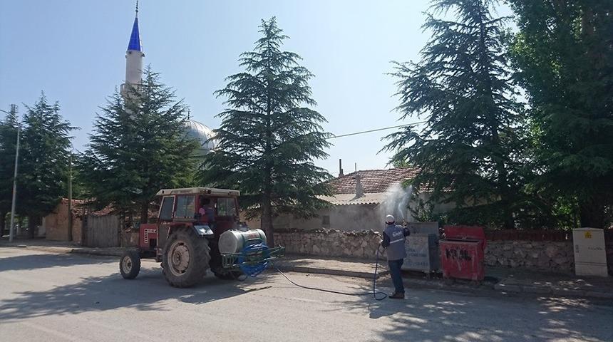 Aslanapa Belediyesi haşerelere karşı ila&ccedil;lama &ccedil;alışmalarını s&uuml;rd&uuml;r&uuml;yor