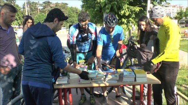 23 kilometre pedal çevirip çocukları kitapla buluşturdular