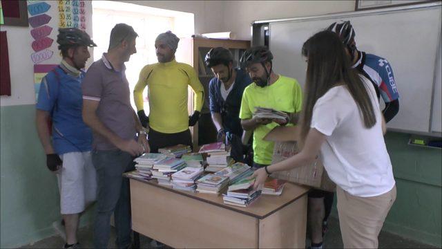 23 kilometre pedal çevirip çocukları kitapla buluşturdular