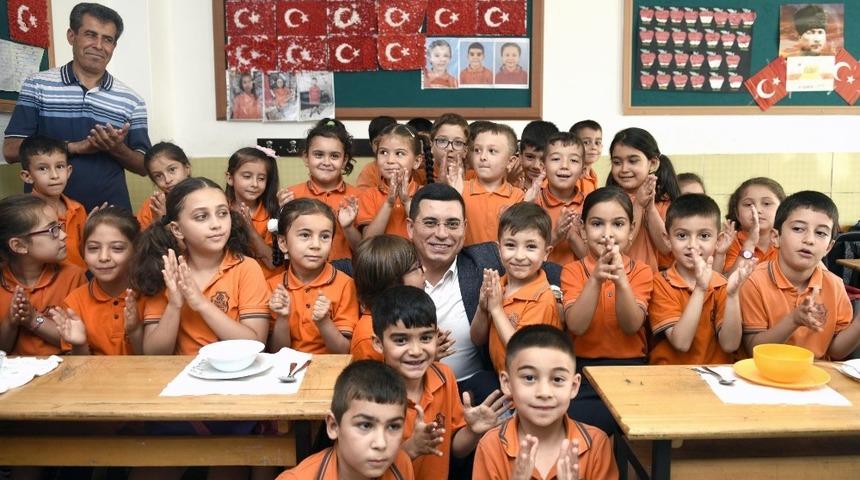 T&uuml;t&uuml;nc&uuml;, minik &ouml;ğrencinin davetini geri &ccedil;evirmedi