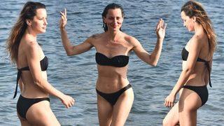 Yıldız Asyalı halk plajında fiziğiyle büyüledi! 