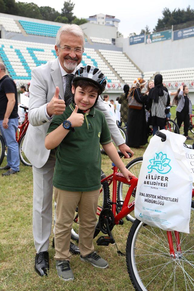 Başarılı 400 öğrenci, hediye bisikletleri stadyumda aldı