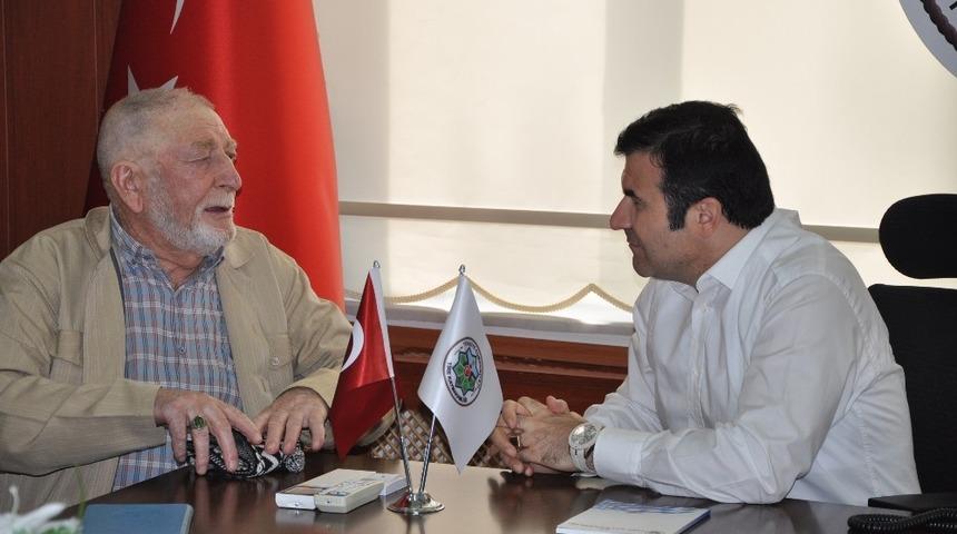 Tire Kaymakamı vatandaşların dertlerini dinliyor