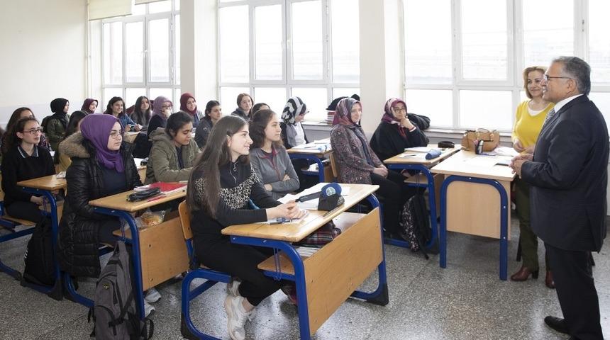 Başkan B&uuml;y&uuml;kkılı&ccedil;, verimli bir yaz tatili i&ccedil;in &ouml;ğrencilere alternatifler sunduklarını belirtti