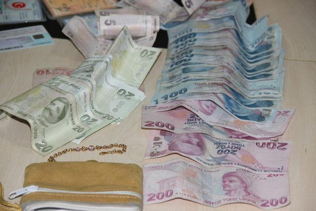 İranlı çift, buldukları içi para dolu cüzdanı polise teslim etti