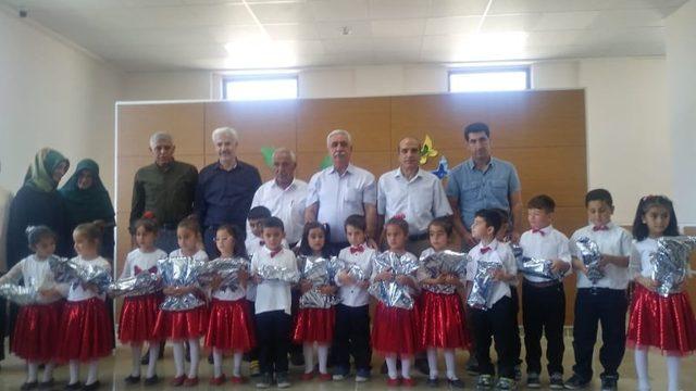 Okul öncesi öğrencileri Kur’anı Kerim okuyarak okula veda ettiler