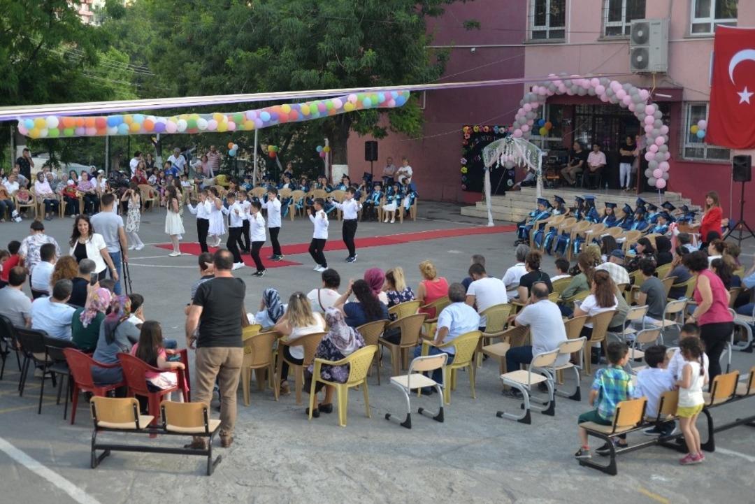 Kapuz İlkokulu&rsquo;nda mezuniyet coşkusu