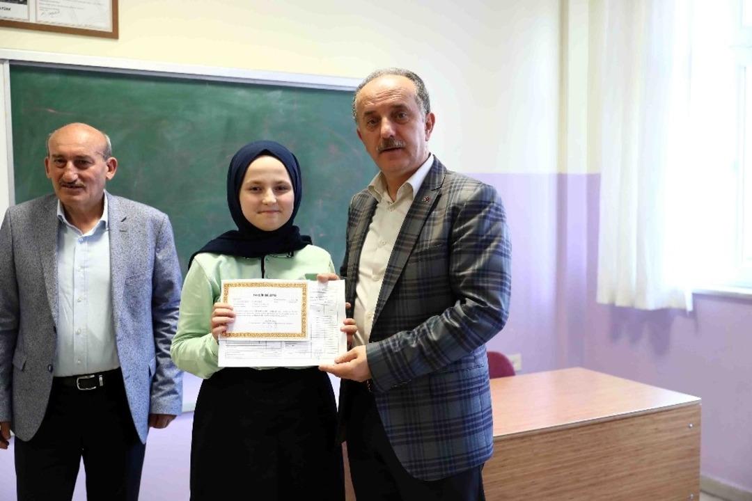 Bağcılar&rsquo;da 155 bin &ouml;ğrenci karne heyecanı yaşadı