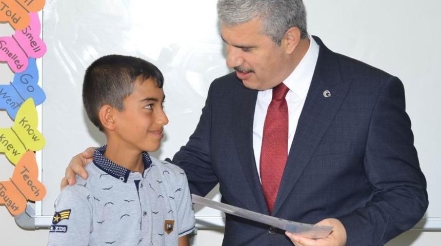 Vali Akın, Sıdıklı K&ouml;y&uuml;nde karne dağıtım t&ouml;renine katıldı