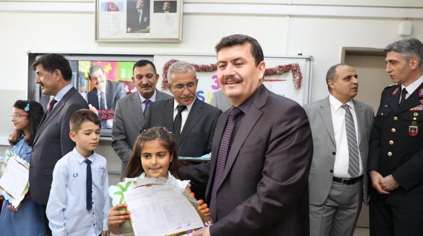 Erzincan&rsquo;da &ouml;ğrenciler karnelerini valinin elinden aldı