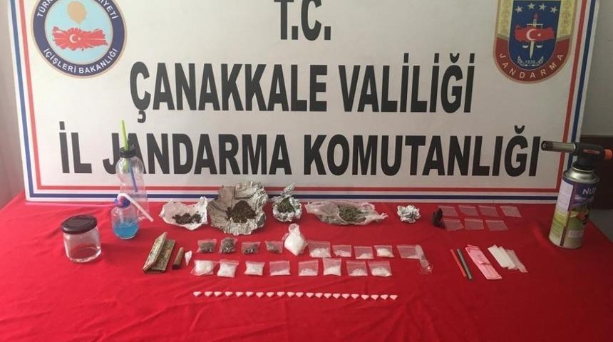 Kazaya giden jandarma ekibi ara&ccedil;ta uyuşturucu buldu