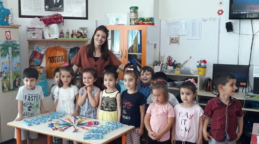 Anaokulu öğrencilerinin karne sevinci