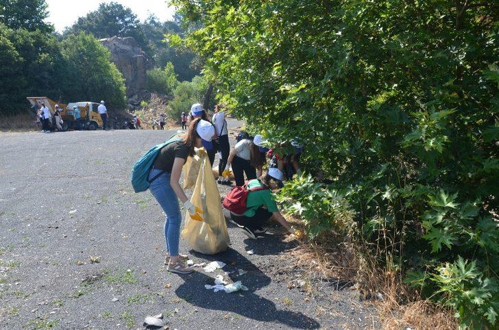 Türkmen Şelalesine bırakılan atıkları öğrenciler temizledi G1