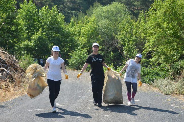 Türkmen Şelalesine bırakılan atıkları öğrenciler temizledi G3