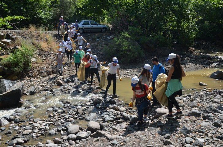 Türkmen Şelalesine bırakılan atıkları öğrenciler temizledi G4