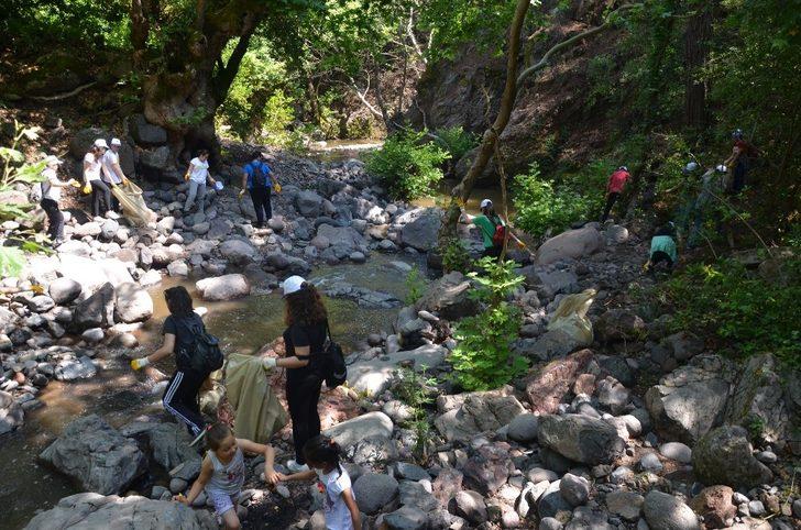 Türkmen Şelalesine bırakılan atıkları öğrenciler temizledi G5