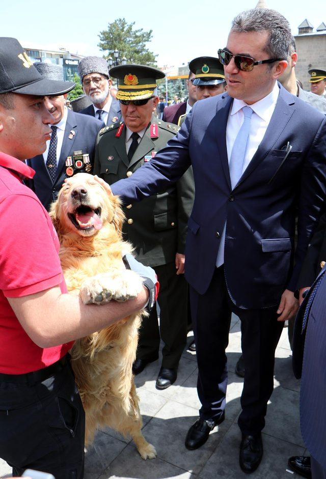 Keskin nişancı ile fotoğraf çekilmek için yarıştılar