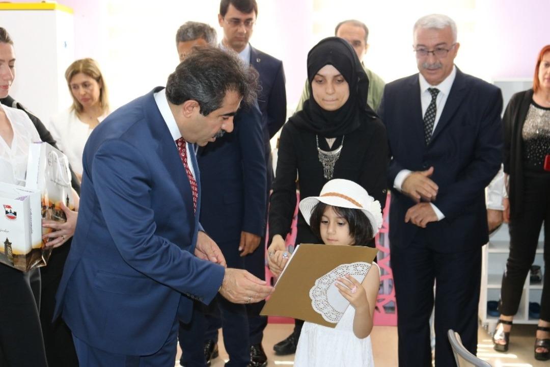 Vali G&uuml;zeloğlu, &ouml;ğrencilerin karne heyecanına ortak oldu