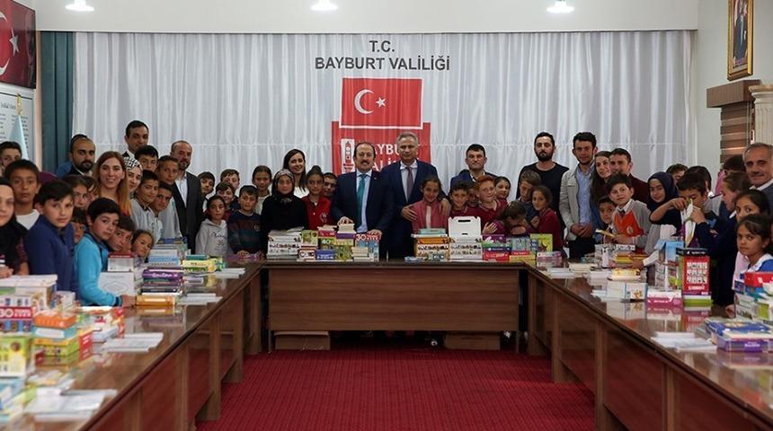 10 k&ouml;y okuluna 3 bin kitap hediye edildi