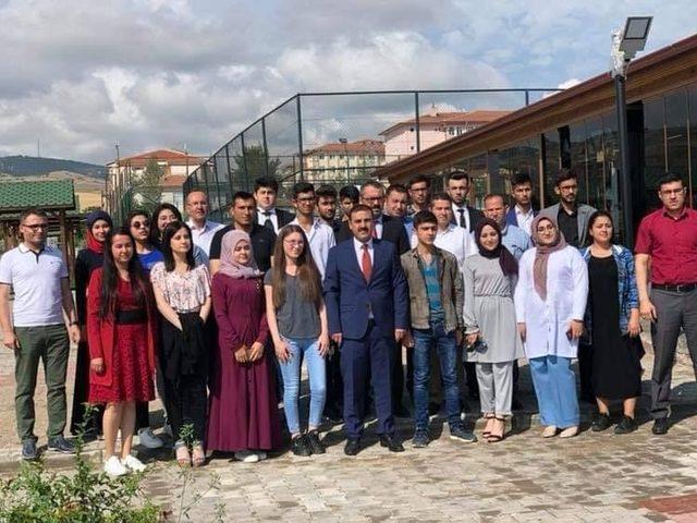 Çiçekdağı İlçe Belediye Başkanı Hakanoğlu, öğrencilere YKS öncesi moral kahvaltısı