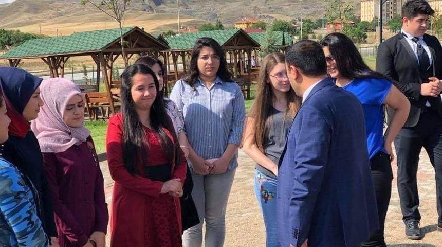 &Ccedil;i&ccedil;ekdağı İl&ccedil;e Belediye Başkanı Hakanoğlu, &ouml;ğrencilere YKS &ouml;ncesi moral kahvaltısı