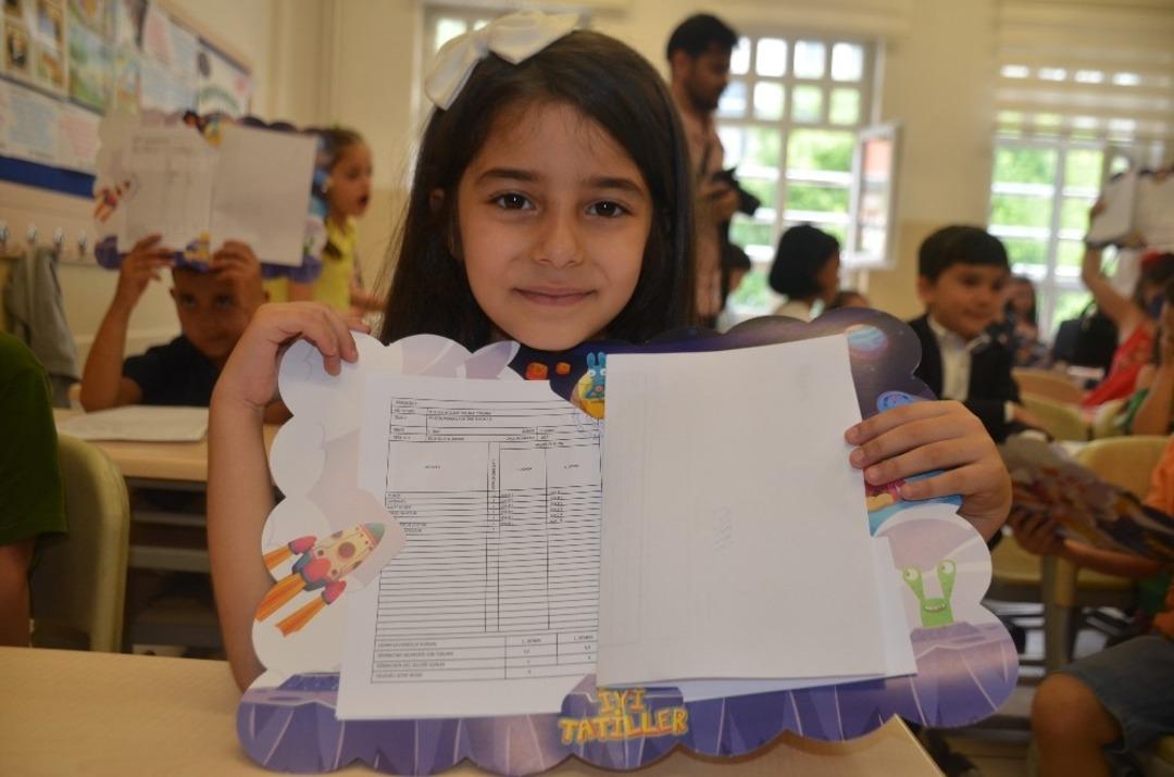 Bilecik&rsquo;te 36 bin &ouml;ğrenci karne heyecanı yaşadı