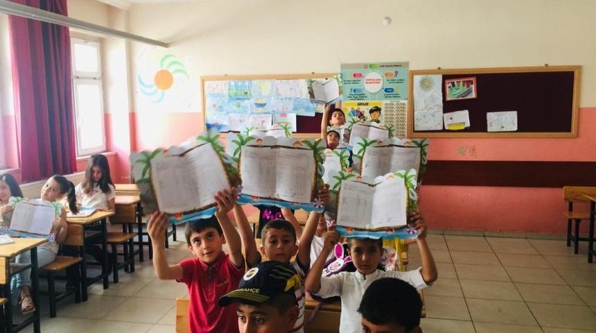 Minik &ccedil;ocukların ilk karne heyecanı