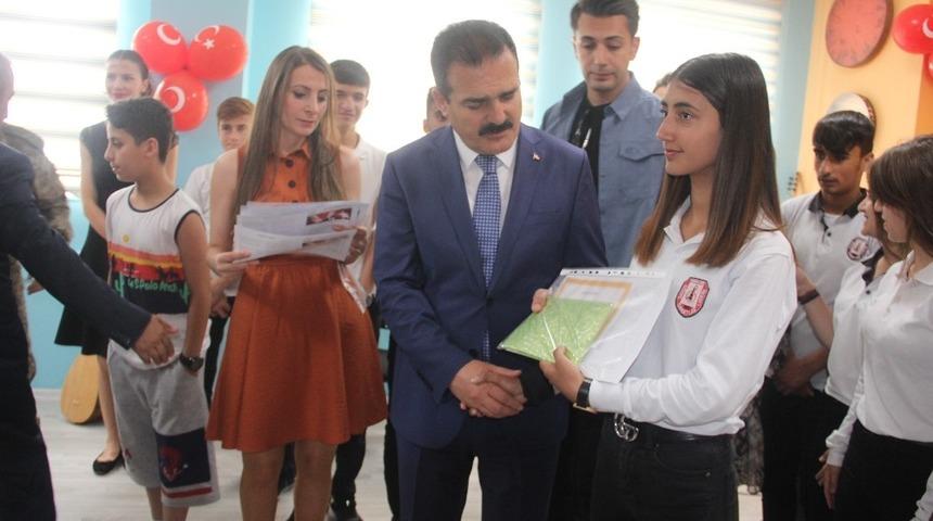 Vali Akbıyık&rsquo;tan karne dağıtımı