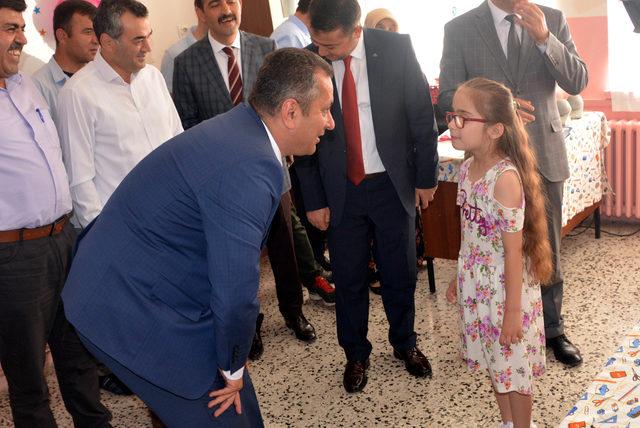 Karne töreninde konuşacaklarını unutan Elif, gözyaşlarına boğuldu