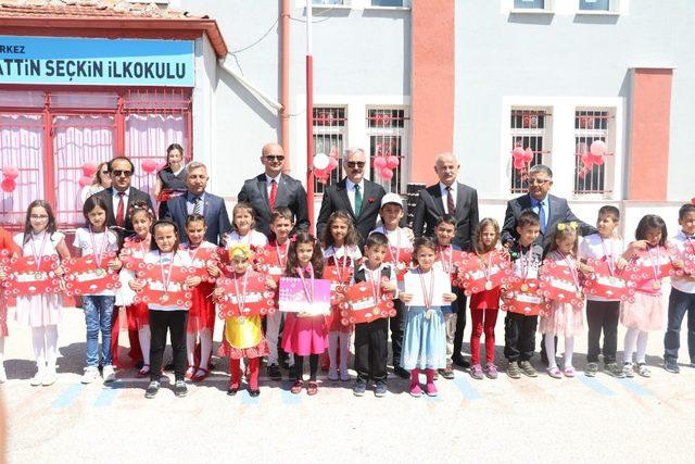 Vali&rsquo;den karne g&uuml;n&uuml; &ouml;ğrencilere, &ldquo;Artık ders &ccedil;alışmayın &ccedil;ocuklar&rdquo; tavsiyesi 1