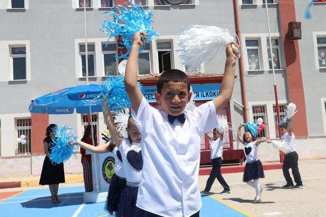 Vali&rsquo;den karne g&uuml;n&uuml; &ouml;ğrencilere, &ldquo;Artık ders &ccedil;alışmayın &ccedil;ocuklar&rdquo; tavsiyesi 3