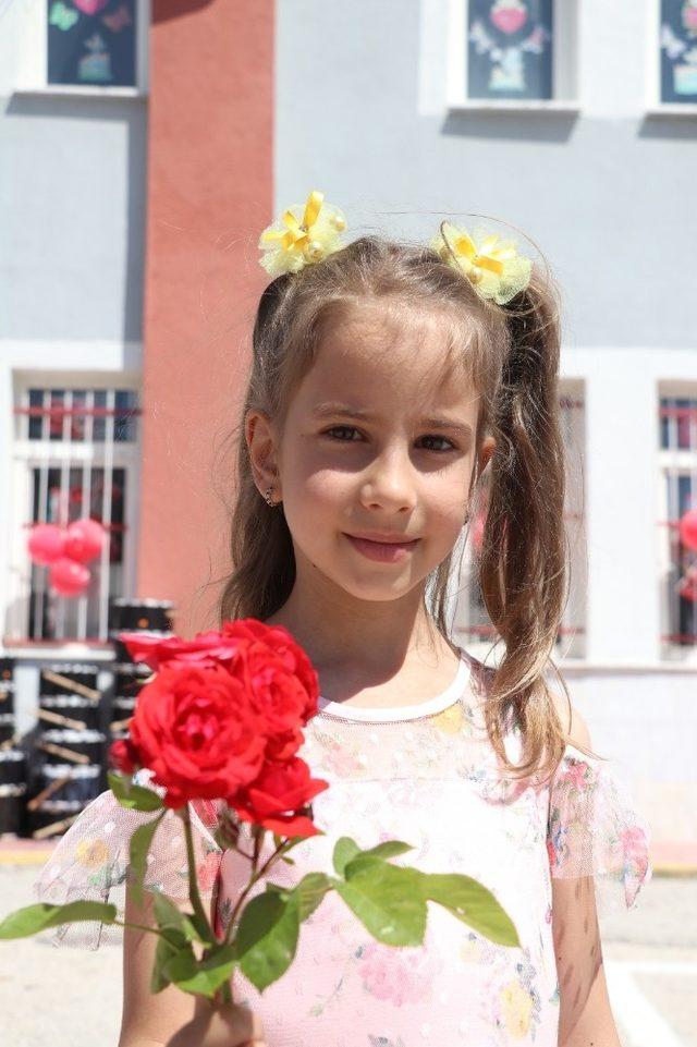 Vali&rsquo;den karne g&uuml;n&uuml; &ouml;ğrencilere, &ldquo;Artık ders &ccedil;alışmayın &ccedil;ocuklar&rdquo; tavsiyesi 4