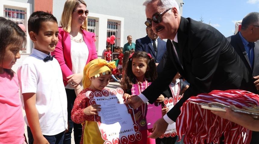 Vali&rsquo;den karne g&uuml;n&uuml; &ouml;ğrencilere, &ldquo;Artık ders &ccedil;alışmayın &ccedil;ocuklar&rdquo; tavsiyesi