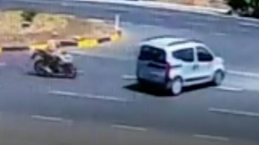 Trafik kazası g&uuml;venlik kamerasına yansıdı