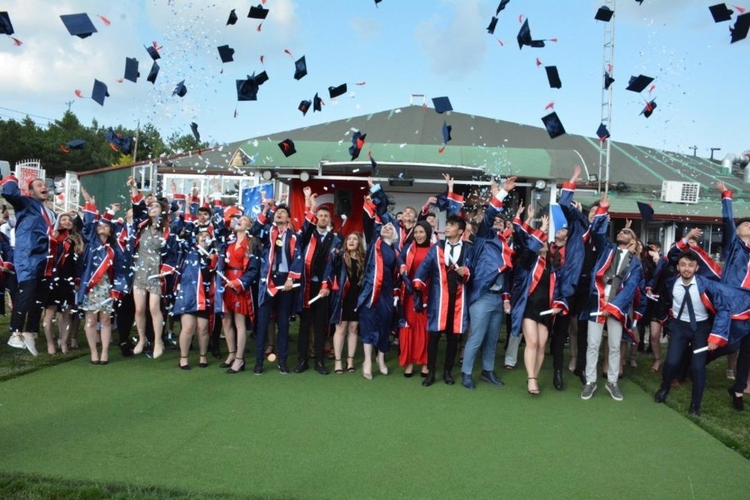 92 lise &ouml;ğrencisi mezuniyet sevinci yaşadı