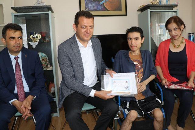 Kas hastası Abdullah, evde eğitim ile okul birincisi olarak mezun oldu