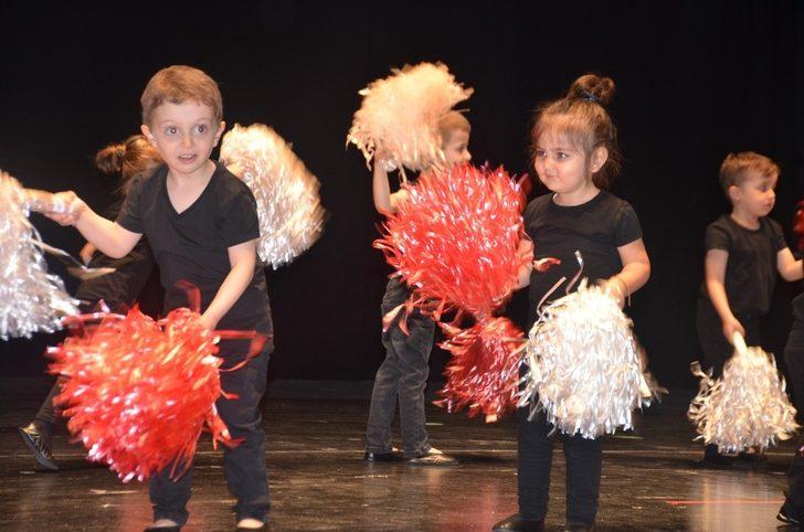 Minik öğrencilerin gösterisi göz kamaştırdı G1