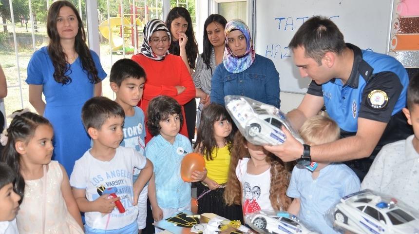 Polisten ilk kez karne heyecanı yaşayan &ouml;ğrencilere hediye