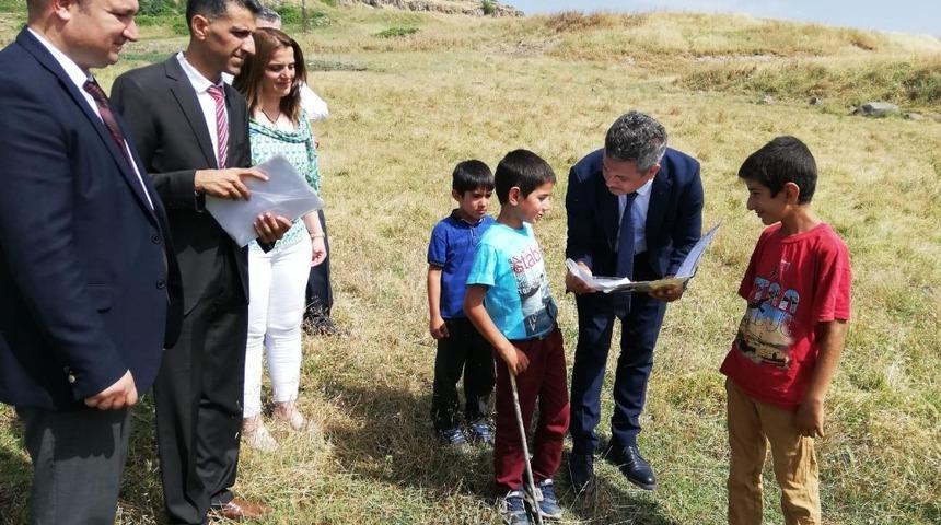 İl Milli Eğitim M&uuml;d&uuml;r&uuml; Taş&ccedil;ıer &ccedil;obanlık yapan &ouml;ğrencilerin karnelerini arazide verdi