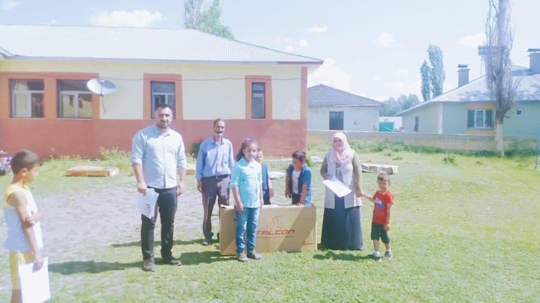 Fedakar &ouml;ğretmenden &ouml;ğrencilere karne s&uuml;rprizi