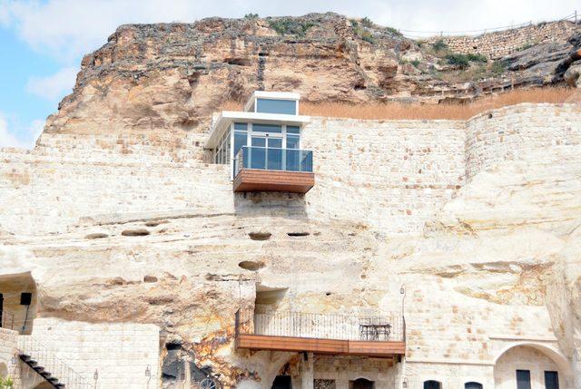 Kapadokya'da doğal kayalığa yapılan asansör, değiştirilecek
