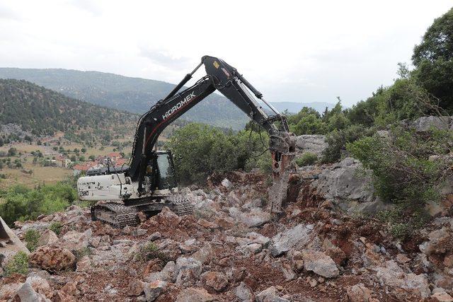 Akseki Belediyesi Susuzşahap Mahallesi’nde yol açımı yaptı