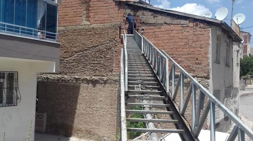 Mahsur kalan kırlangıcı itfaiye ekibi kurtardı