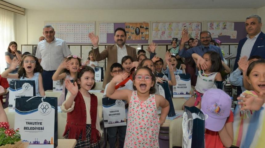 Yakutiye Belediye Başkanı U&ccedil;ar, &ouml;ğrencilerin karne sevincine ortak oldu