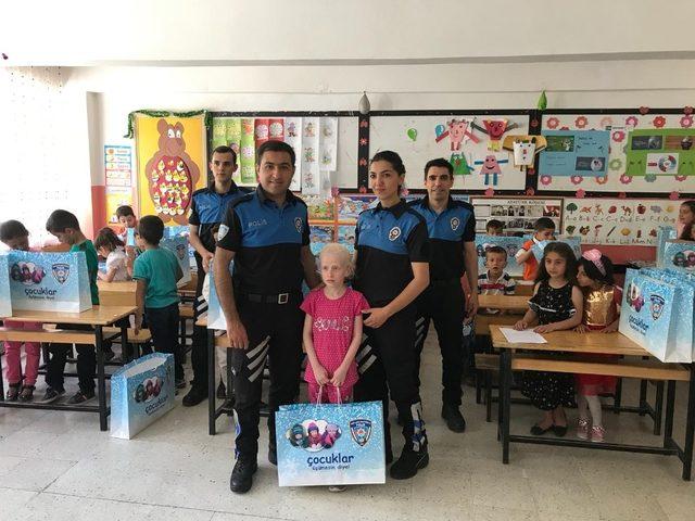 Hakkari polisinden öğrencilere karne hediyesi